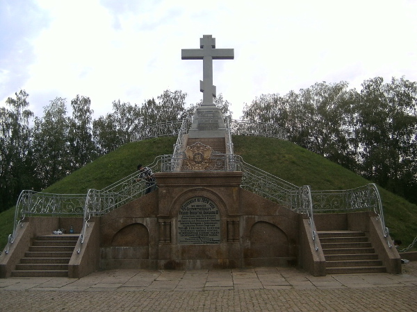Отреставрированная братская могила русских воинов у&nbsp;Петропавловского храма