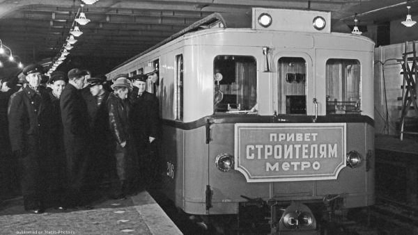 First train at Kutuzovskaya subway station