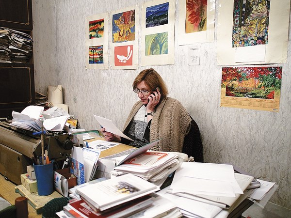 На столах сотрудников до сих пор стоят пишущие машинки, но теперь только для красоты / Фото: АЛЕКСАНДР КОРНЕЕВ