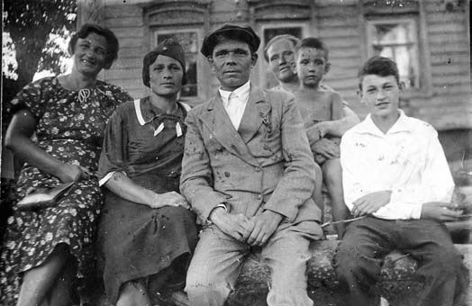 Владимир Мотыль (справа) и его мама (слева) с соседями. 1942 год // Из личного архива В. Мотыля
