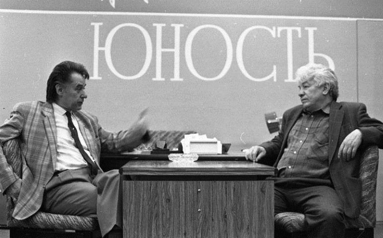 Андрей Дементьев и Владимир Войнович в редакции журнала «Юность». 1990 г.