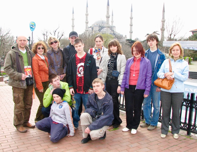 Со своим учителем ребята путешествуют по России, ближнему и дальнему зарубежью. В белорусском Бресте (вверху), в Стамбуле (внизу)