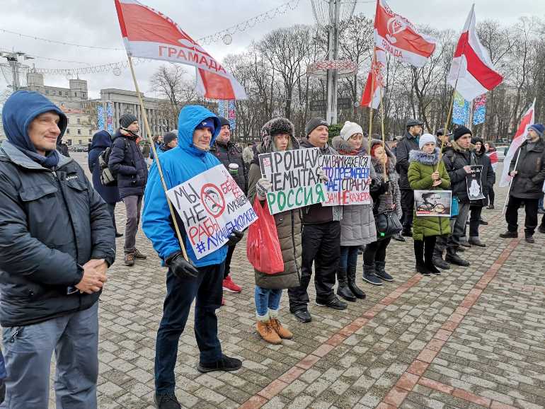 Антироссийские лозунги - не редкость на митингах белорусских националистов. Фото: naviny.by