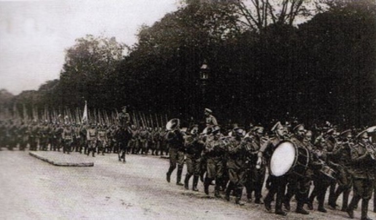 Русская армия на Елисейских полях. 14 июля 1916. Фото из собрания Ренэ Герра