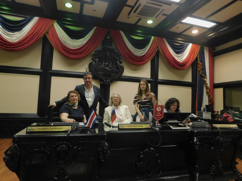 В зале пленарных заседаний парламента Коста-Рики с участниками концерта «Гала-лирика», фото Владимир Чернов