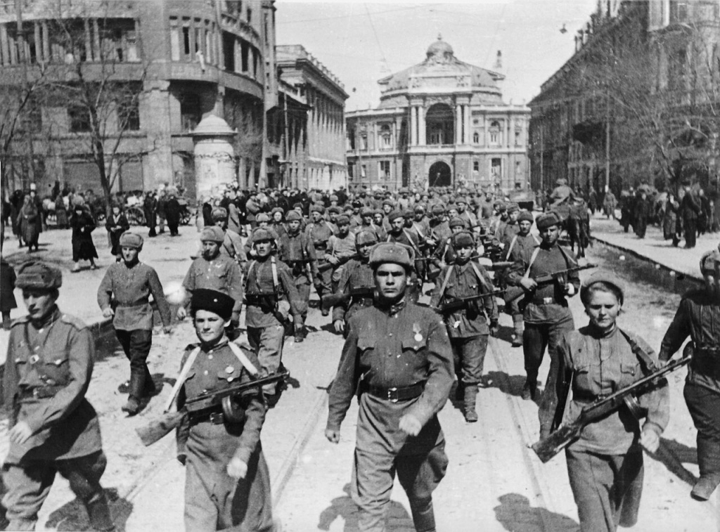 Части Красной армии проходят по улицам освобождённой Одессы 10 апреля 1944 / commons.wikimedia.org###https://upload.wikimedia.org/wikipedia/commons/4/4b/Liberazione_di_Odessa.jpg