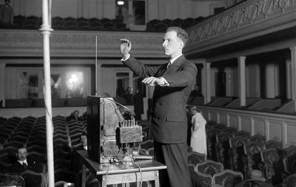 Lev Termen plays the thereminvox. Paris, 1927