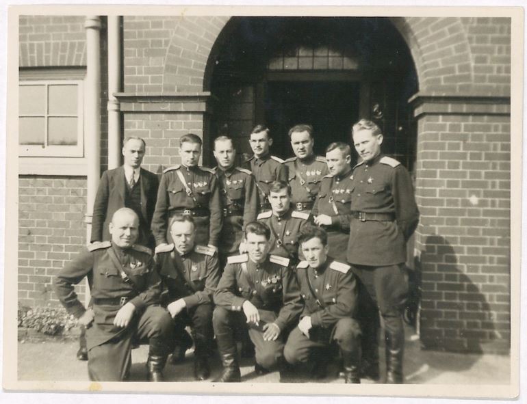 Советские летчики в Великобритании. Слева в 1-м ряду – П. И. Колесников. Март 1943. Архив А. Ю. Белорусовой