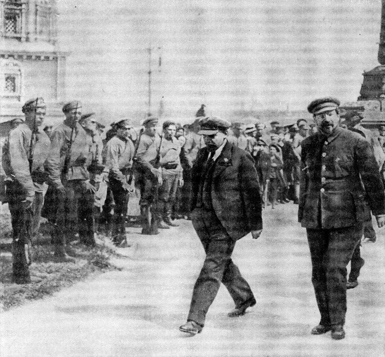 Ленин и Луначарский обходят строй почётного караула. Фото: lunacharsky.newgod.su