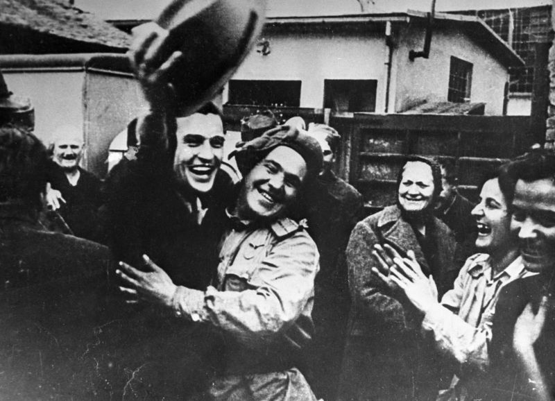Жители освобождённого Белграда обнимают советского танкиста после окончания боёв за город. Фото: Военный альбом###https://waralbum.ru/377431/