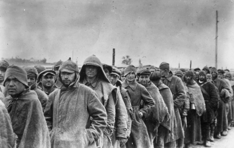 Военнопленные красноармейцы в концентрационном лагере. Фото: waralbum.ru