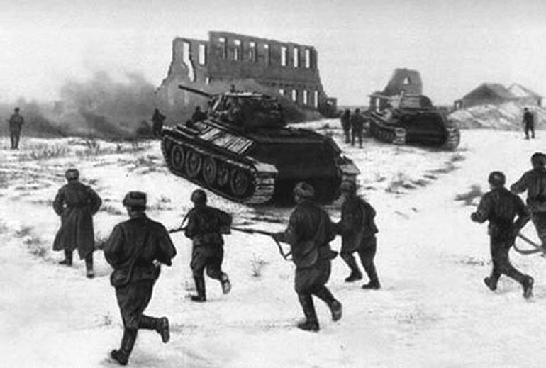 Советские войска идут в наступление. Фото: mil.ru (CC BY 4.0)###https://mil.ru/files/morf/det-knd597.jpg