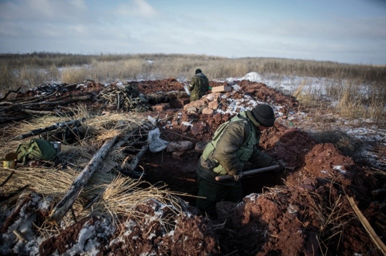 Ополченцы копают окопы. Фото: ТВ Центр