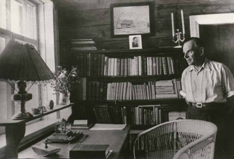Константин Паустовский в своём кабинете