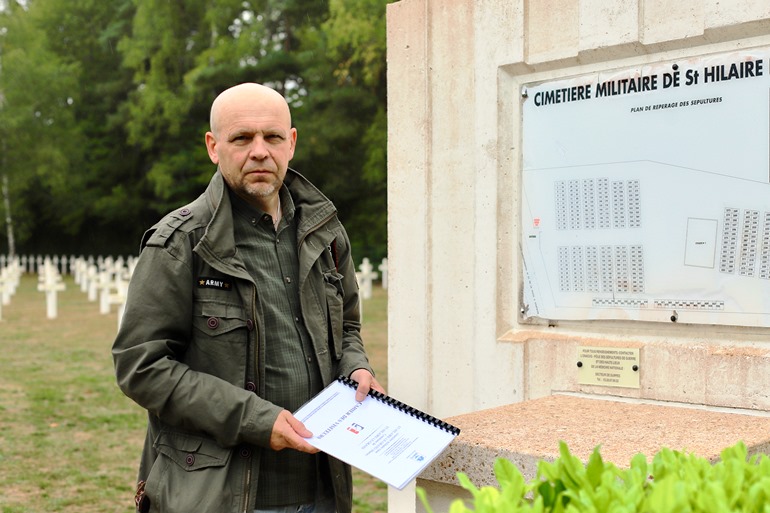 Игорь Егоров. На русском военном кладбище в Сент-Илер-ле-Гран, Франция.