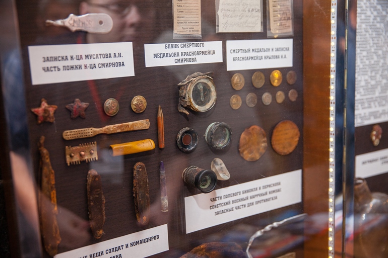 Выставка личных вещей погибших красноармейцев, найденных в ходе экспедиции. Фото пресс-службы Музея Победы