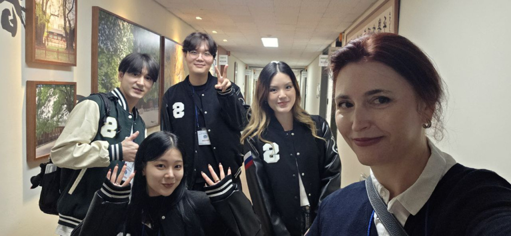 Екатерина Попова со своими студентами. Фото предоставлено Екатериной Поповой