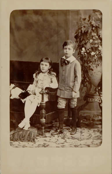 Дети Салтыкова-Щедрина Елизавета и Константин, 1881 г. Фото: wikipedia.org###https://ru.wikipedia.org/wiki/%D0%A1%D0%B0%D0%BB%D1%82%D1%8B%D0%BA%D0%BE%D0%B2-%D0%A9%D0%B5%D0%B4%D1...